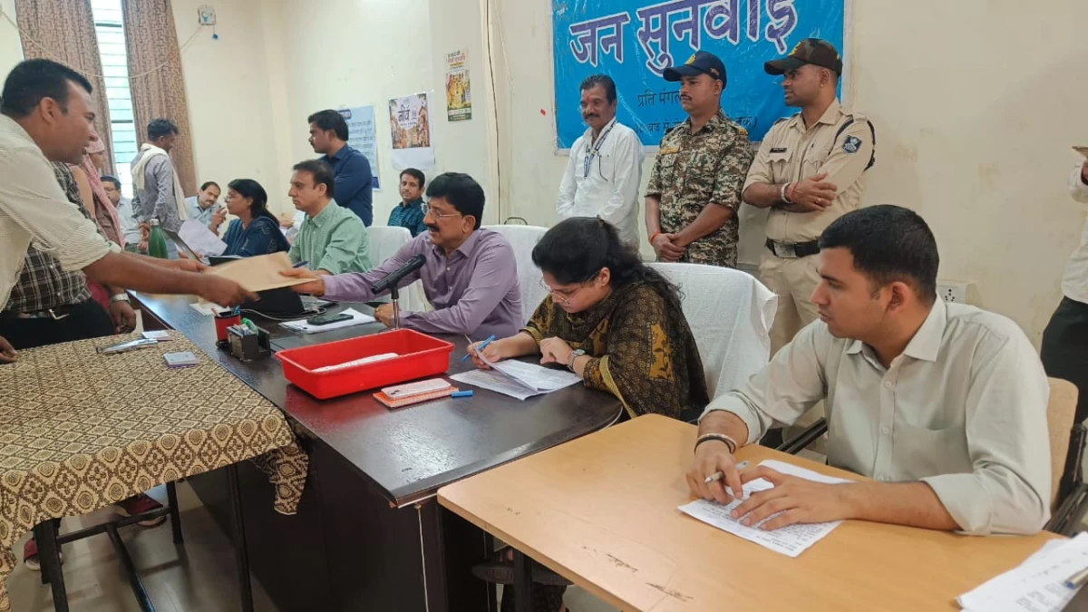 गुना में जिला स्तरीय जनसुनवाई में 190 आवेदन प्राप्त, कलेक्टर ने समय-सीमा में निराकरण के दिए निर्देश; चार जरूरतमंदों को ₹10-10 हजार की सहायता