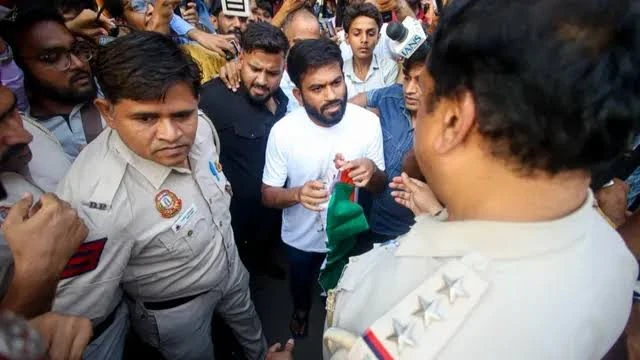 सीजेपी के तिरंगा मार्च में अभिजीत दीपके हिरासत में, पुलिस से पूछा- मैंने कौन सा कानून तोड़ा है?