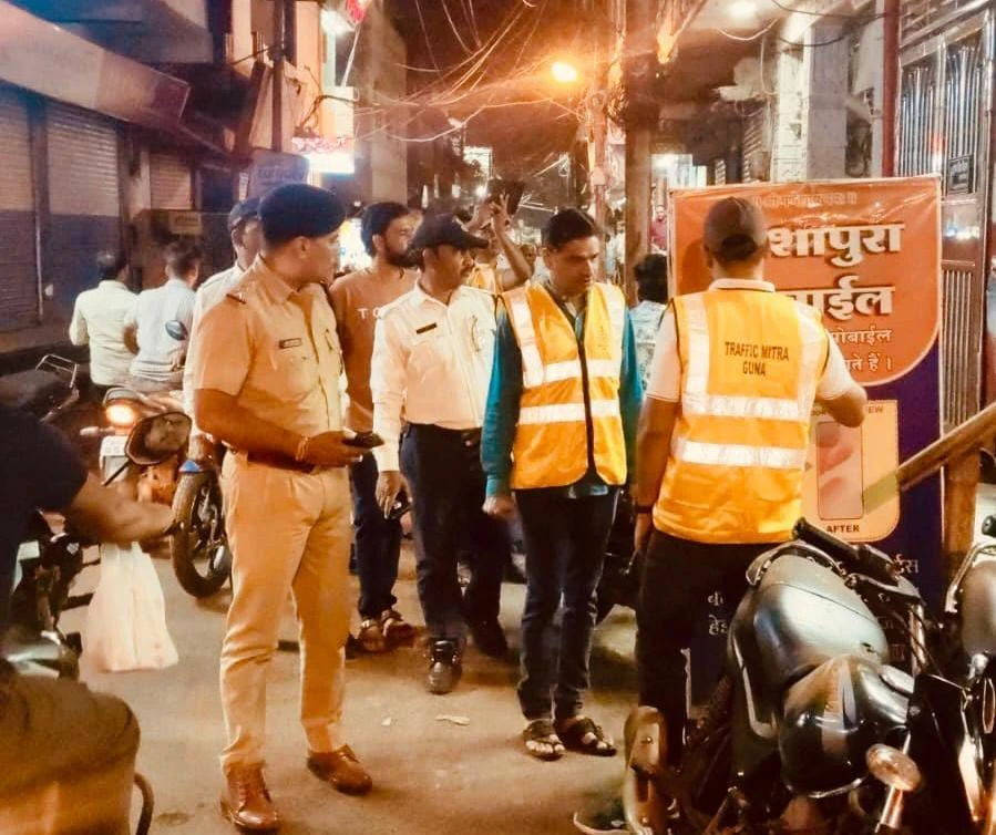गुना में ट्रैफिक पुलिस की सख्ती, नो-पार्किंग में खड़े 4 वाहनों पर कार्रवाई; अतिक्रमण हटाने दी समझाइश