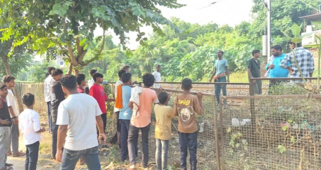 TWO KILLED WHILE  CROSSING RAILWAY TRACKS