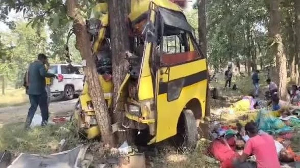 मनेंद्रगढ़ बस हादसा: पेड़ से टकराई यात्री बस, 6 की मौत, 15 घायल; हादसे की तस्वीरें आईं सामने