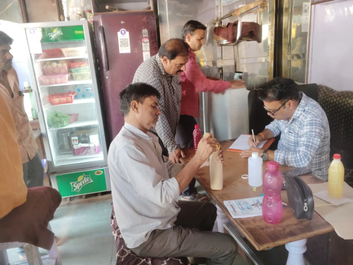 गुना में 12 खाद्य प्रतिष्ठानों के सैंपल अमानक मिले, मावा, मिठाई और दूध सहित कई खाद्य पदार्थों में गड़बड़ी