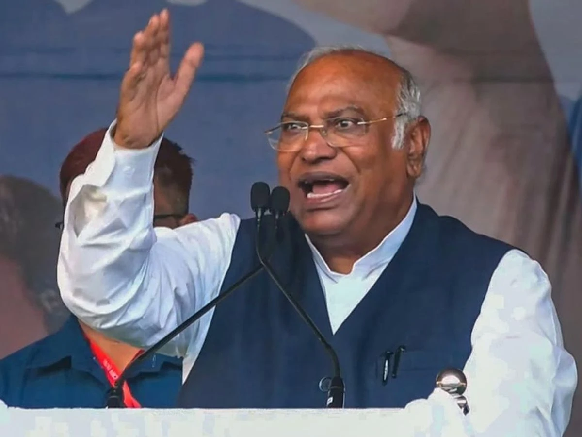 खरगे का मोदी सरकार पर हमला, बोले- भाजपा लागू कर रही आर्थिक आतंकवाद; पूंजीपति मित्रों को पहुंचा रही फायदा