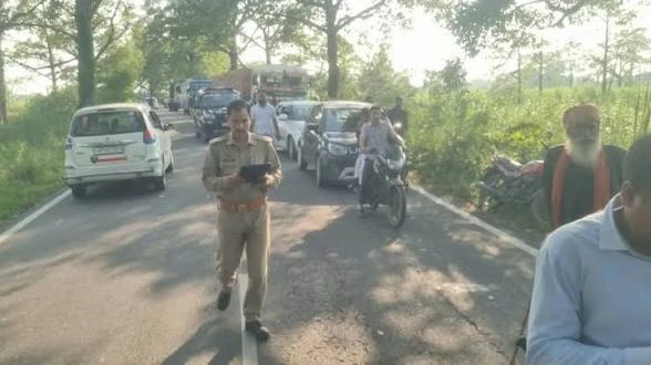 लखीमपुर खीरी में भीषण सड़क हादसा, ट्रक की टक्कर से युवक समेत तीन की मौत; 500 मीटर तक घिसटती रही बाइक
