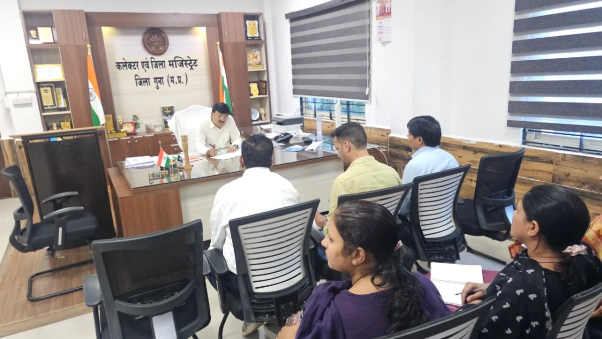पेट्रोल पंप और गैस गोदामों की नियमित जांच के निर्देश, खाद्य विभाग की समीक्षा में कलेक्टर ने बढ़ाई निगरानी