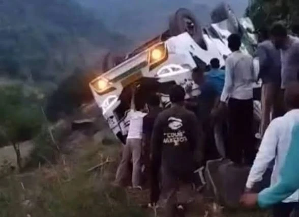 जम्मू-कश्मीर में दर्दनाक हादसा: खाई में गिरा वाहन, एक ही परिवार के 30 लोग थे सवार; दो की मौत, 21 घायल होने की खबर