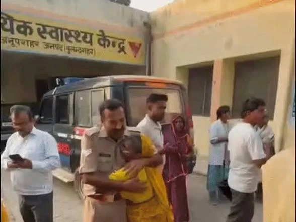 यूपी: ओवरटेक की होड़ में पलटी श्रद्धालुओं से भरी ट्रैक्टर-ट्रॉली, 17 महिलाओं समेत 20 घायल