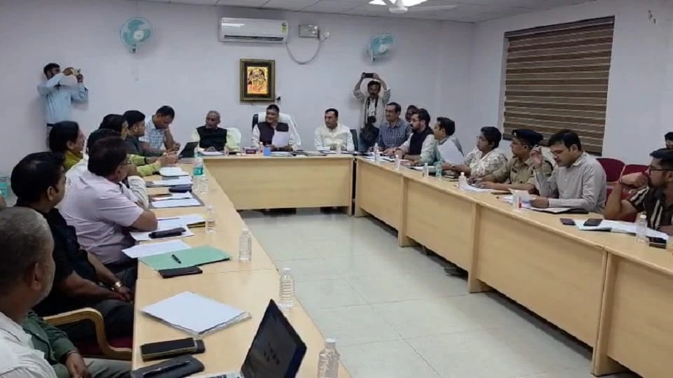 बांकेबिहारी मंदिर में सोने-चांदी के सिंहासनों की जांच, एक माह में देनी होगी रिपोर्ट