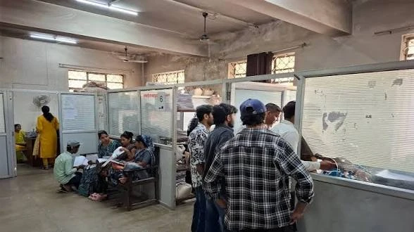 आगरा नगर निगम में जन्म-मृत्यु प्रमाणपत्र के नाम पर 4,500 रुपये मांगने का आरोप, हजारों आवेदन लंबित