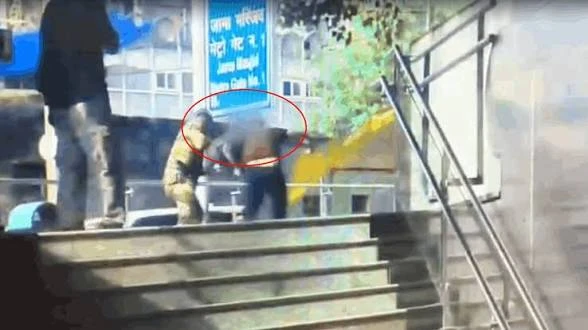 जामा मस्जिद मेट्रो स्टेशन पर संदिग्ध यात्री पकड़ा, अंडरगारमेंट में मिला 155 ग्राम संदिग्ध पदार्थ