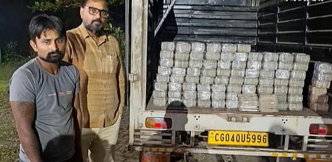पिकअप के गुप्त चैंबर से मिले 4 करोड़ रुपये, दो लोग हिरासत में