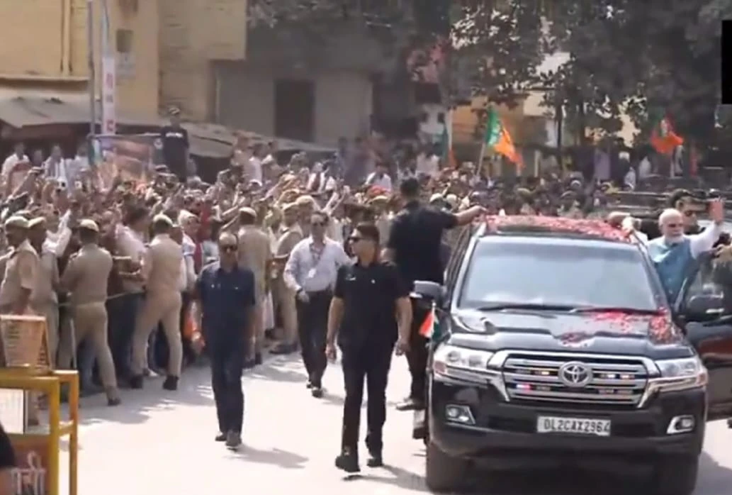 नमो घाट पर एयर शो देखने पहुंचे पीएम मोदी, जय श्रीराम के नारों से हुआ स्वागत