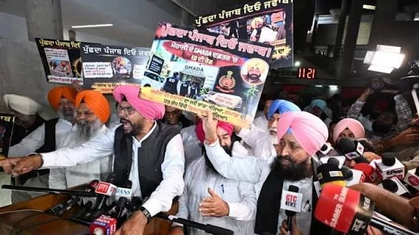 पंजाब विधानसभा के बाहर आप-कांग्रेस विधायकों में तीखी बहस, परगट सिंह ने जोड़े हाथ