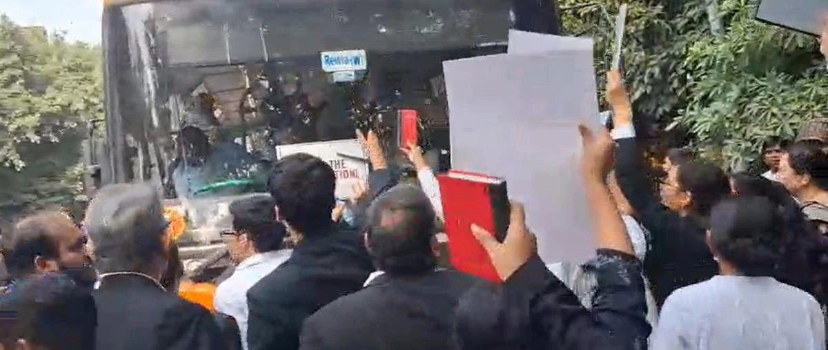 Lawyers Detained Outside Supreme Court Released After CJI’s Intervention