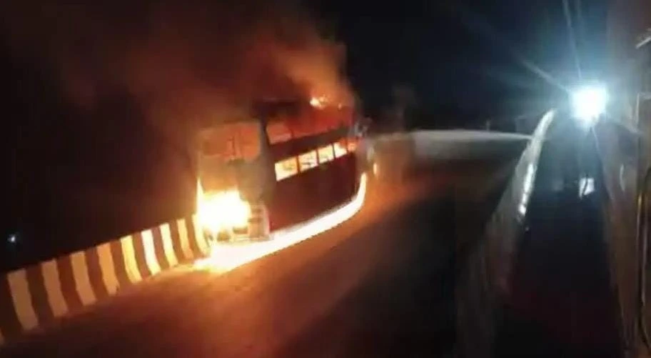यूपी: एक्सप्रेसवे पर स्लीपर बसों में क्यों लग रही आग, सुरक्षा मानकों पर उठे सवाल; 12 दिन में दूसरी घटना