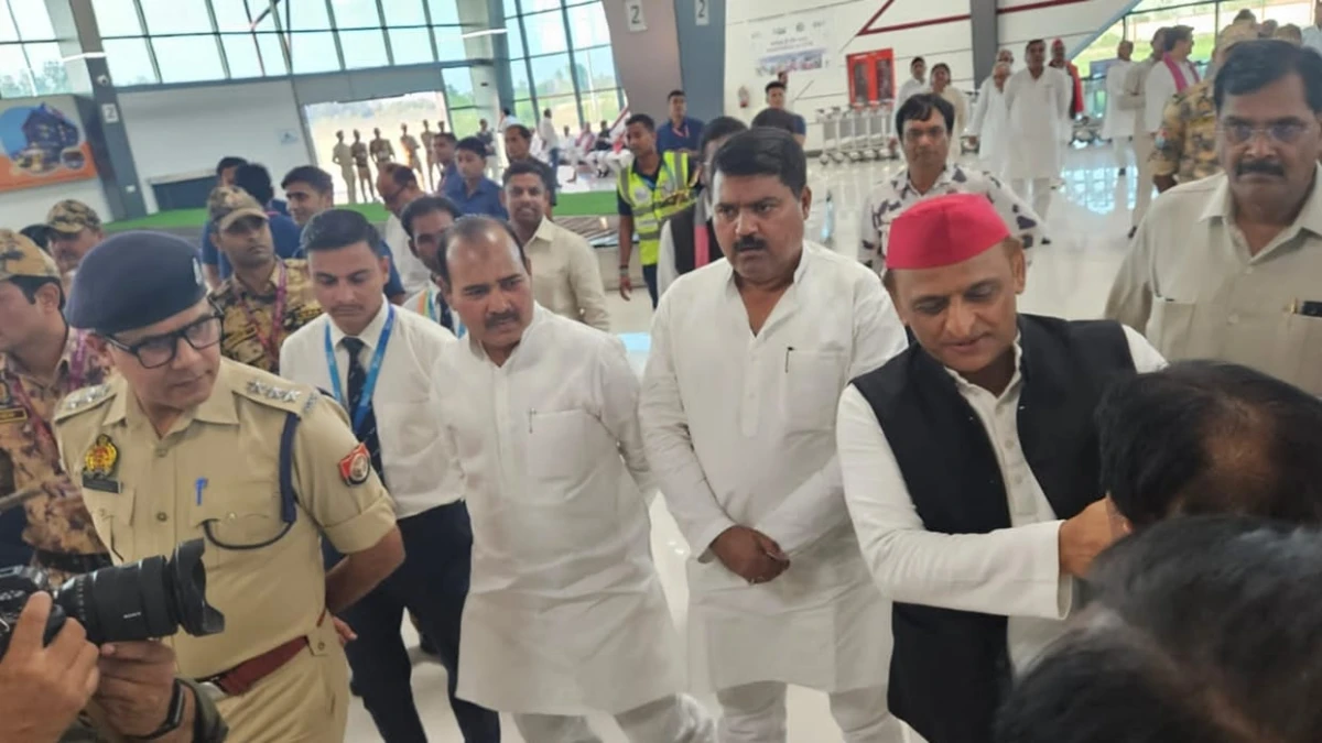 बरेली एयरपोर्ट पर अखिलेश यादव की 10 मिनट की मुलाकात, बूथ मजबूत करने और नए मतदाता जोड़ने पर जोर