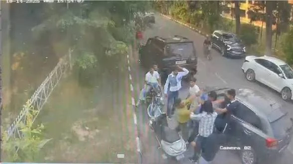 कुरुक्षेत्र विश्वविद्यालय में प्रोफेसर से मारपीट, युवतियों को कार से टक्कर; छात्र-शिक्षकों का धरना