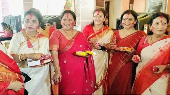 रायपुर कालीबाड़ी में सिंदूर खेला, नम आंखों से मां दुर्गा को दी विदाई
