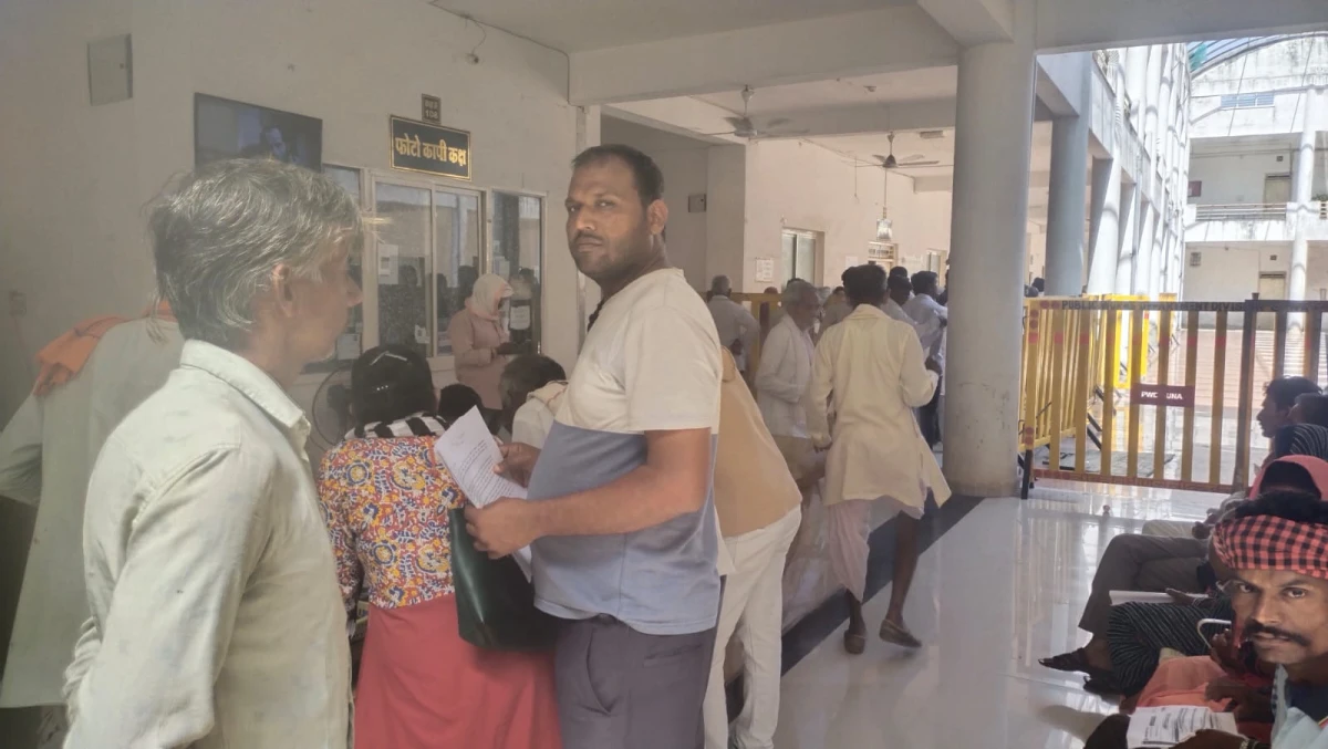 गुना में टोइंग क्रेन संचालन के दौरान विवाद, दुकानदारों पर लॉक निकालने, गाली-गलौज और धमकी के आरोप; सुरक्षा व कार्रवाई की मांग लेकर कलेक्टर को सौंपा ज्ञापन