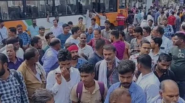 लखनऊ में रोडवेज कर्मचारियों का प्रदर्शन, कमता बस स्टेशन पर संचालन प्रभावित; यात्री परेशान