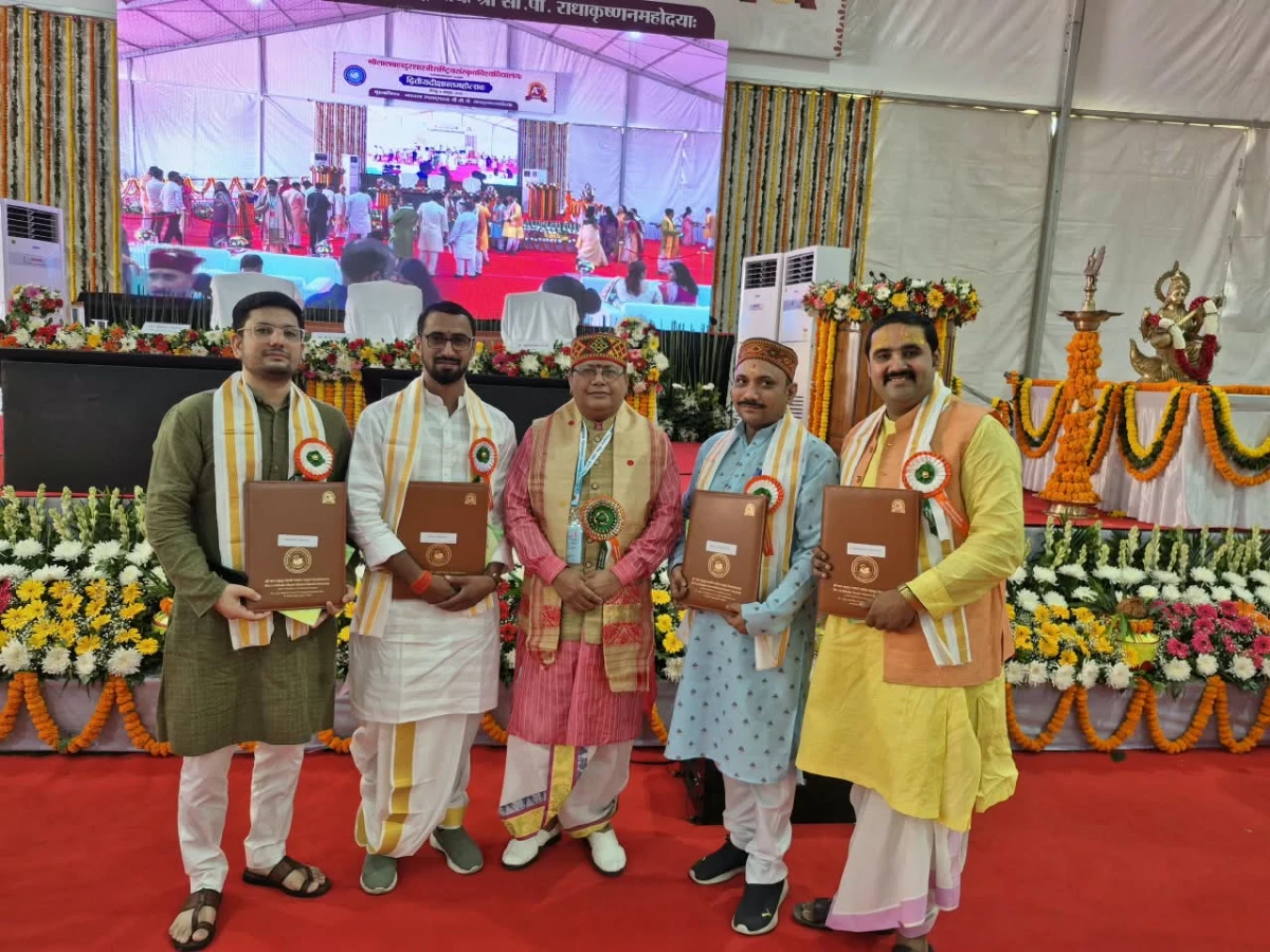 धर्माचार्य गोपेश्वर चतुर्वेदी (मनु महाराज) को मिली पीएचडी की मानद उपाधि, उपराष्ट्रपति ने किया सम्मानित