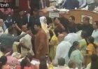 एमसीडी सदन में बवाल: महापौर के आसन पर रखे कागज फेंके, माइक तोड़कर नीचे पटका; फंड और प्रदूषण पर भिड़े पार्षद