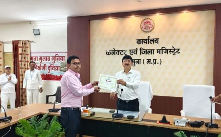 कलेक्‍टर ने उत्‍कृष्‍ट कार्य करने वाले कर्मचारियों को किया सम्‍मानित