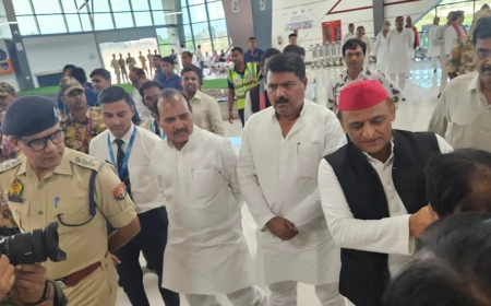 बरेली एयरपोर्ट पर अखिलेश यादव की 10 मिनट की मुलाकात, बूथ मजबूत करने और नए मतदाता जोड़ने पर जोर