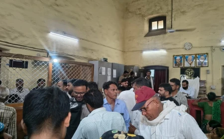 आगरा में रजिस्ट्री कराने वालों की बढ़ी परेशानी, टोकन मशीनें खराब होने से घंटों इंतजार