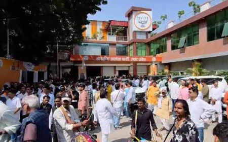 यूपी: राज्यसभा के आठों उम्मीदवार भाजपा प्रदेश मुख्यालय पहुंचे, ढोल-नगाड़ों के साथ हुआ जोरदार स्वागत