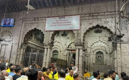 वृंदावन: बांके बिहारी मंदिर में प्रसाद और फूल-माला फेंककर चढ़ाने पर रोक