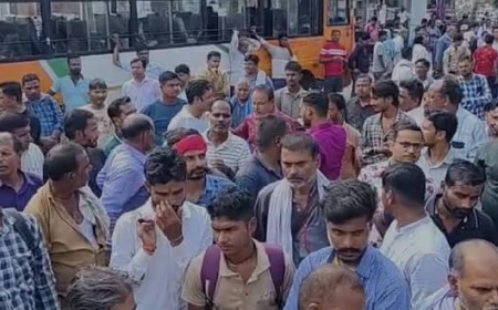 लखनऊ में रोडवेज कर्मचारियों का प्रदर्शन, कमता बस स्टेशन पर संचालन प्रभावित; यात्री परेशान