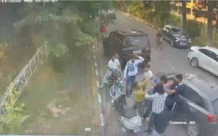 कुरुक्षेत्र विश्वविद्यालय में प्रोफेसर से मारपीट, युवतियों को कार से टक्कर; छात्र-शिक्षकों का धरना