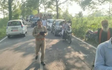 लखीमपुर खीरी में भीषण सड़क हादसा, ट्रक की टक्कर से युवक समेत तीन की मौत; 500 मीटर तक घिसटती रही बाइक
