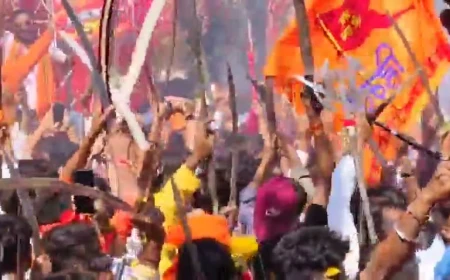 कानून की छाती पर तांडव: पुलिस की मौजूदगी में तलवारों और बंदूकों का खूनी खेल, या महज़ एक तमाशा!
