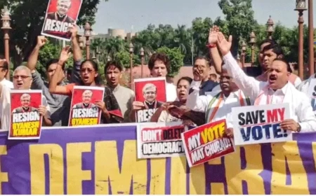 इंडिया गठबंधन का चुनाव आयोग तक मार्च: बैरिकेड पर चढ़े राहुल, सीईसी के इस्तीफे की मांग पर अड़ा विपक्ष