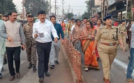गुना में यातायात सुधार को कलेक्टर कन्याल और एसपी वासल का निरीक्षण, पार्किंग व रूट डायवर्जन के लिए स्थान चिह्नित; अवैध गुमटी हटाई, चौराहों पर लगेंगे सीसीटीवी कैमरे