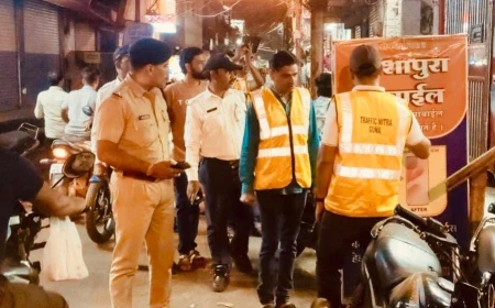 गुना में ट्रैफिक पुलिस की सख्ती, नो-पार्किंग में खड़े 4 वाहनों पर कार्रवाई; अतिक्रमण हटाने दी समझाइश