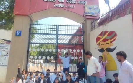 आगरा विश्वविद्यालय में रिजल्ट को लेकर हंगामा, छात्रों ने मुख्य गेट पर जड़ा ताला