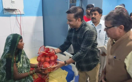 भदोही जिला अस्पताल के बाहर महिला का प्रसव, वीडियो वायरल होने के बाद स्टाफ पर कार्रवाई; डीएम ने की मुलाकात