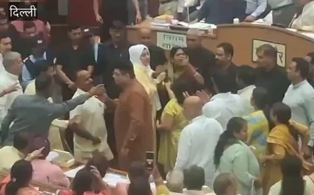 एमसीडी सदन में बवाल: महापौर के आसन पर रखे कागज फेंके, माइक तोड़कर नीचे पटका; फंड और प्रदूषण पर भिड़े पार्षद