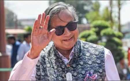 धुरंधर में सब कुछ सच नहीं: शशि थरूर ने की तारीफ, लेकिन कहानी और ब्यूरोक्रेसी पर उठाए सवाल