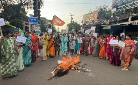 गुना में कांग्रेस सांसद डॉ. अंगोमचा बिमोल अकोइजम के खिलाफ भाजपा महिला मोर्चा का प्रदर्शन, हनुमान चौराहे पर पुतला दहन; छात्राओं के आरोपों पर कार्रवाई की मांग