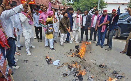 जौनपुर में ज्ञानेश कुमार के खिलाफ सपाइयों का प्रदर्शन, पुतला फूंका; भाजपा-सपा कार्यकर्ता आमने-सामने, पुलिस से हुई नोकझोंक