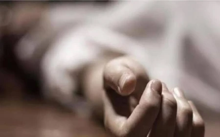 मथुरा में 80 वर्षीय महिला की संदिग्ध हत्या, घर की सीढ़ियों पर मिला खून से लथपथ शव
