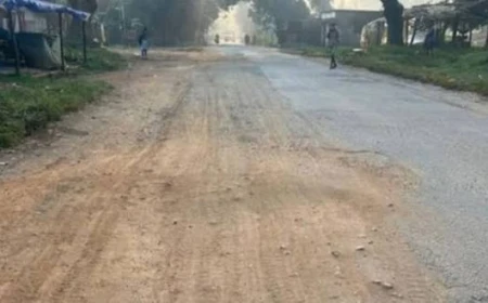 खूंटी में NH-20 की बदहाली, ग्रामीणों ने खुद गड्ढों में भरी मिट्टी