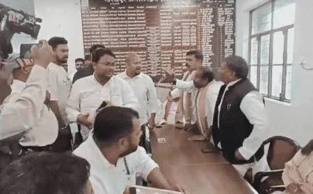गोरखपुर में सपा की प्रेस कॉन्फ्रेंस में बवाल, पूर्व जिलाध्यक्ष नगीना साहनी से हाथापाई