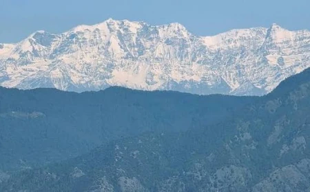 मसूरी में खिला चटख धूप का रंग, बर्फीली हिमालयी चोटियां बनीं आकर्षण