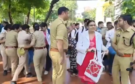 लखनऊ में वेतन विसंगति के खिलाफ डॉक्टरों का प्रदर्शन, मुख्यमंत्री के लोकभवन पहुंचने से पहले धरने पर बैठे चिकित्सक; पुलिस ने हिरासत में लेकर ईको गार्डन भेजा