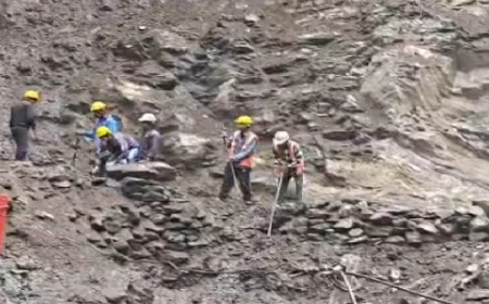 केदारनाथ पैदल मार्ग बंद, चीरबासा में मलबा-पत्थर गिरने से आवाजाही रुकी, गौरीकुंड में रोके गए यात्री